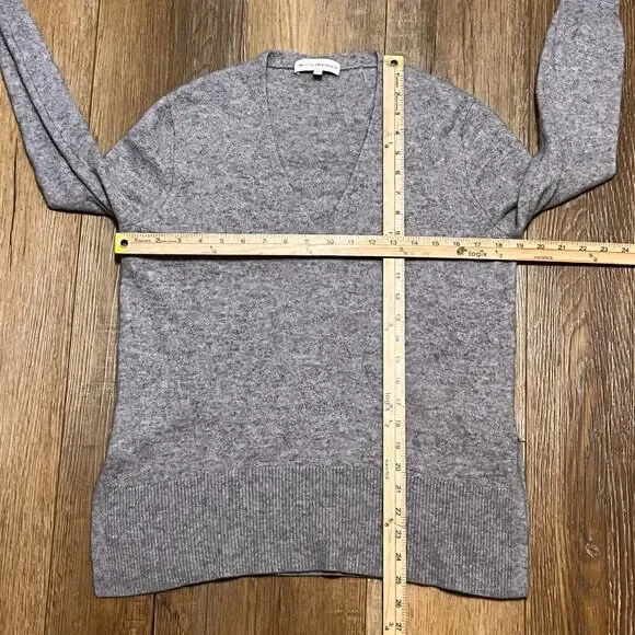 White + Warren Cashmere V Neck Sweater M Gray Side Slits Quite Luxury Minimalist - Picture 11 of 11